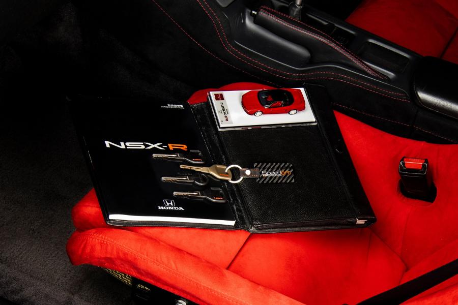 Детали интерьера Honda NSX-R (NA1) 1993 года  (фото 39 из 44)